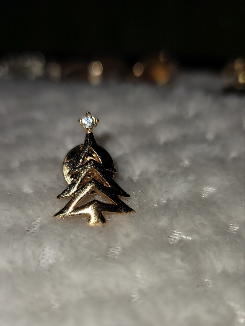 Vintage Small Avon Gold Tone Cut-out Christmas Tree Lapel Brooch Pin